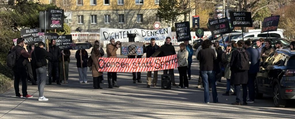 KollegiatInnen vom Thüringenkolleg Weimar demonstrieren in Erfurt vor dem Landtag gegen die Schließung der Schule